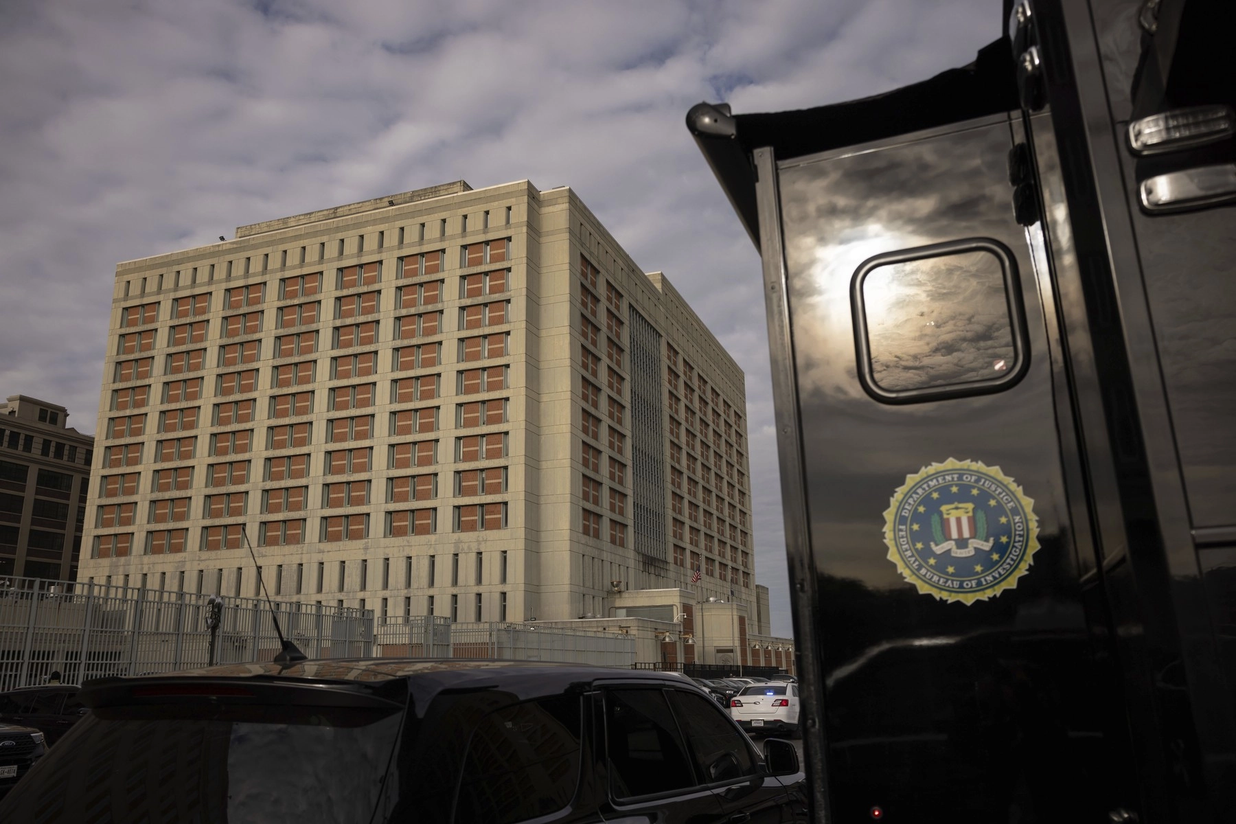 Întâlnire la sediul FBI: Cătălin Predoiu și conducerea agenției americane discută extinderea cooperării împotriva crimei organizate