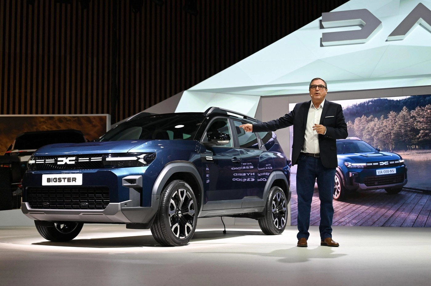 Paradox pe piața auto – Românii cumpără mai multe mașini Dacia din import decât cele noi / Electricele urcă, dar diesel rămâne rege