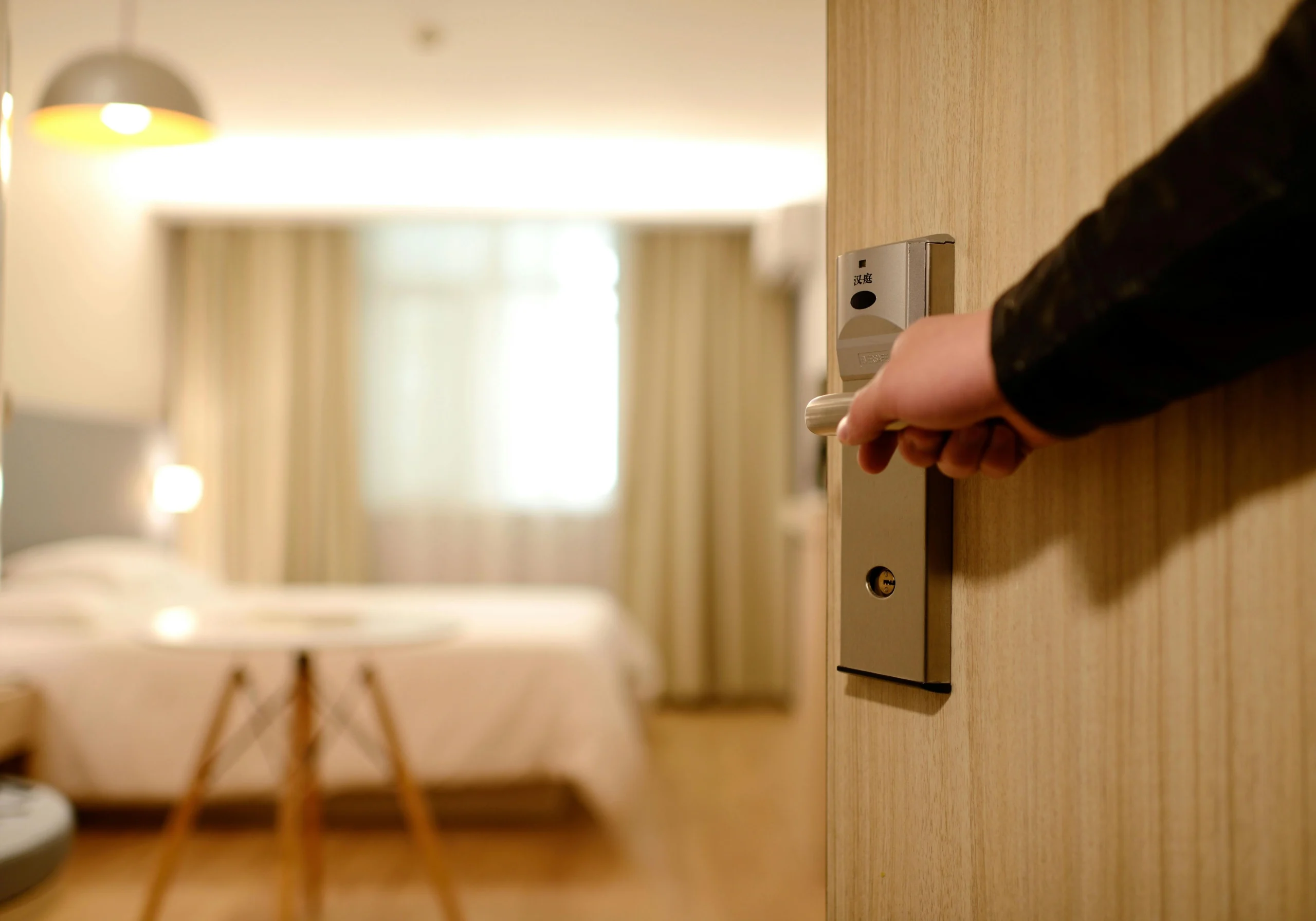 Noi reguli pentru proprietarii care închiriază apartamente și camere în regim hotelier. România va aplica regulamentul european