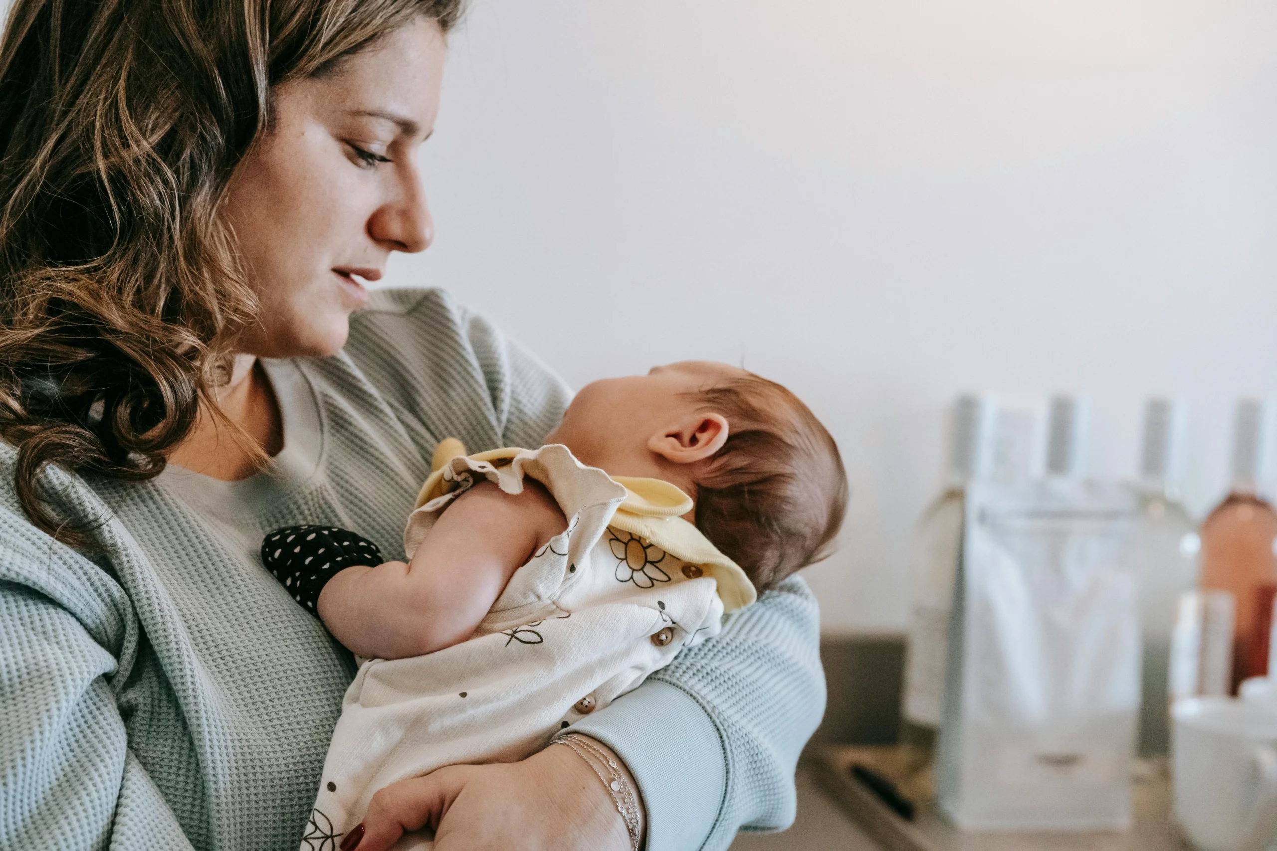 Baby blues, depresia postpartum și psihoza postpartum: cum le deosebești și când trebuie să ceri ajutor