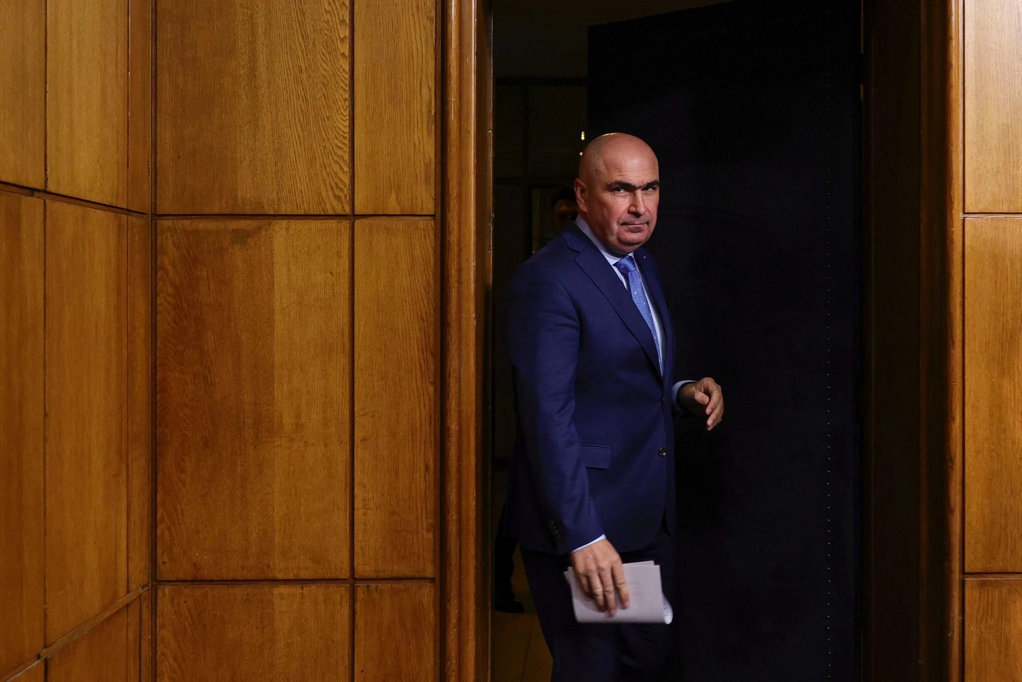 Austeritate ziua, șampanie noaptea – Bolojan, surprins la chef după adoptarea OUG-ului cu tăieri (FOTO)