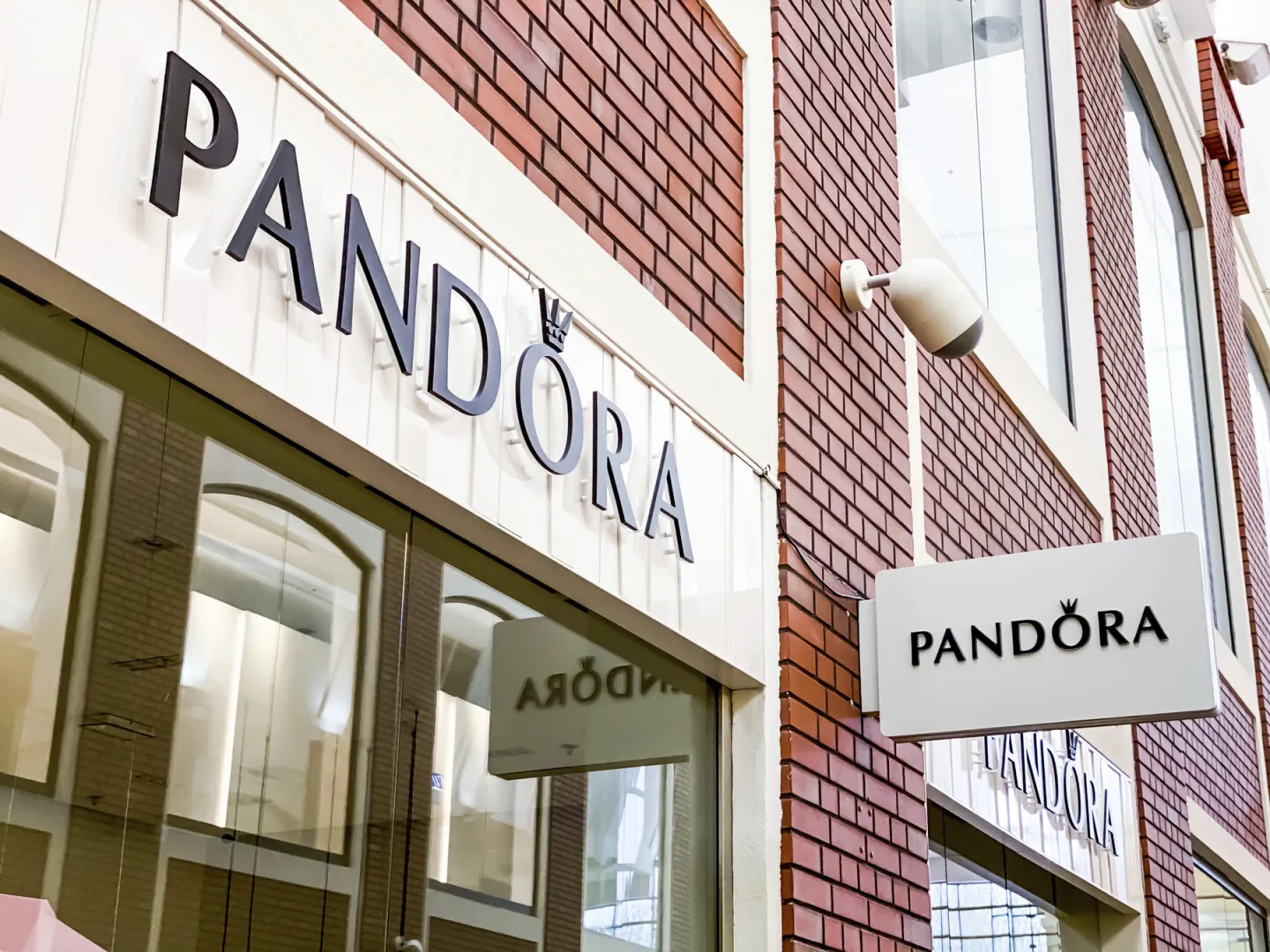Pandora renunță la argint pentru platină, după creșterea explozivă a prețurilor metalelor prețioase