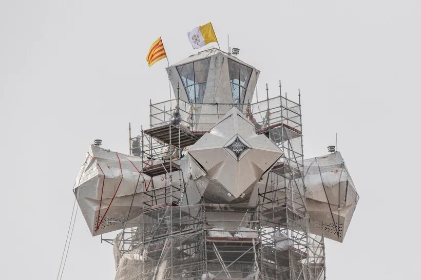 VIDEO Ultima parte a turnului central al Sagrada Familia a fost montată