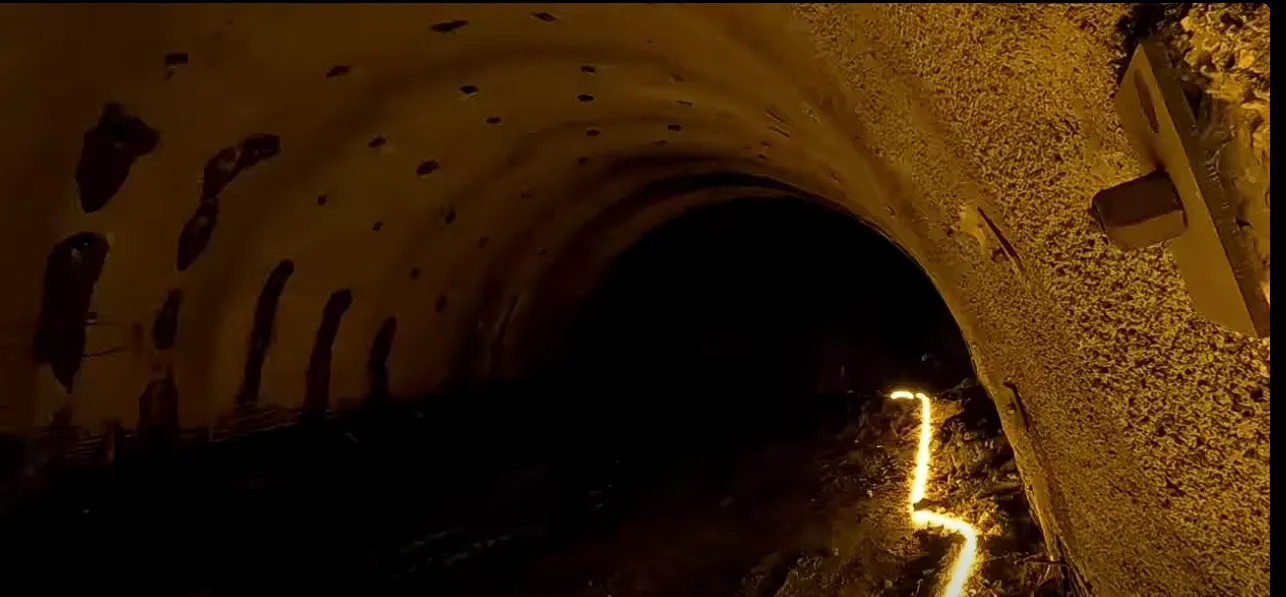 VIDEO Imagini spectaculoase de pe cel mai provocator tronson al autostrăzii care străpunge Carpații: Cel mai dificil lot intră într-o nouă etapă