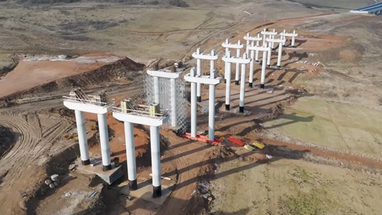 VIDEO Construcția colosală de pe A3 prinde conturi: Imagini spectaculoase de pe șantierul viaductului Topa Mică, Autostrada Transilvania