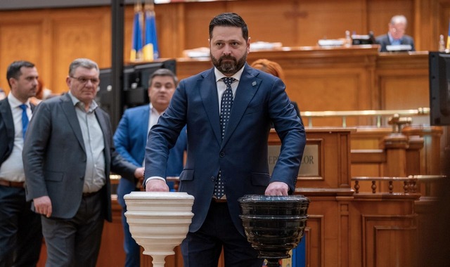 Parlamentarii „care simt românește”, chemați la negocieri pentru moțiunea de cenzură împotriva Guvernului Bolojan