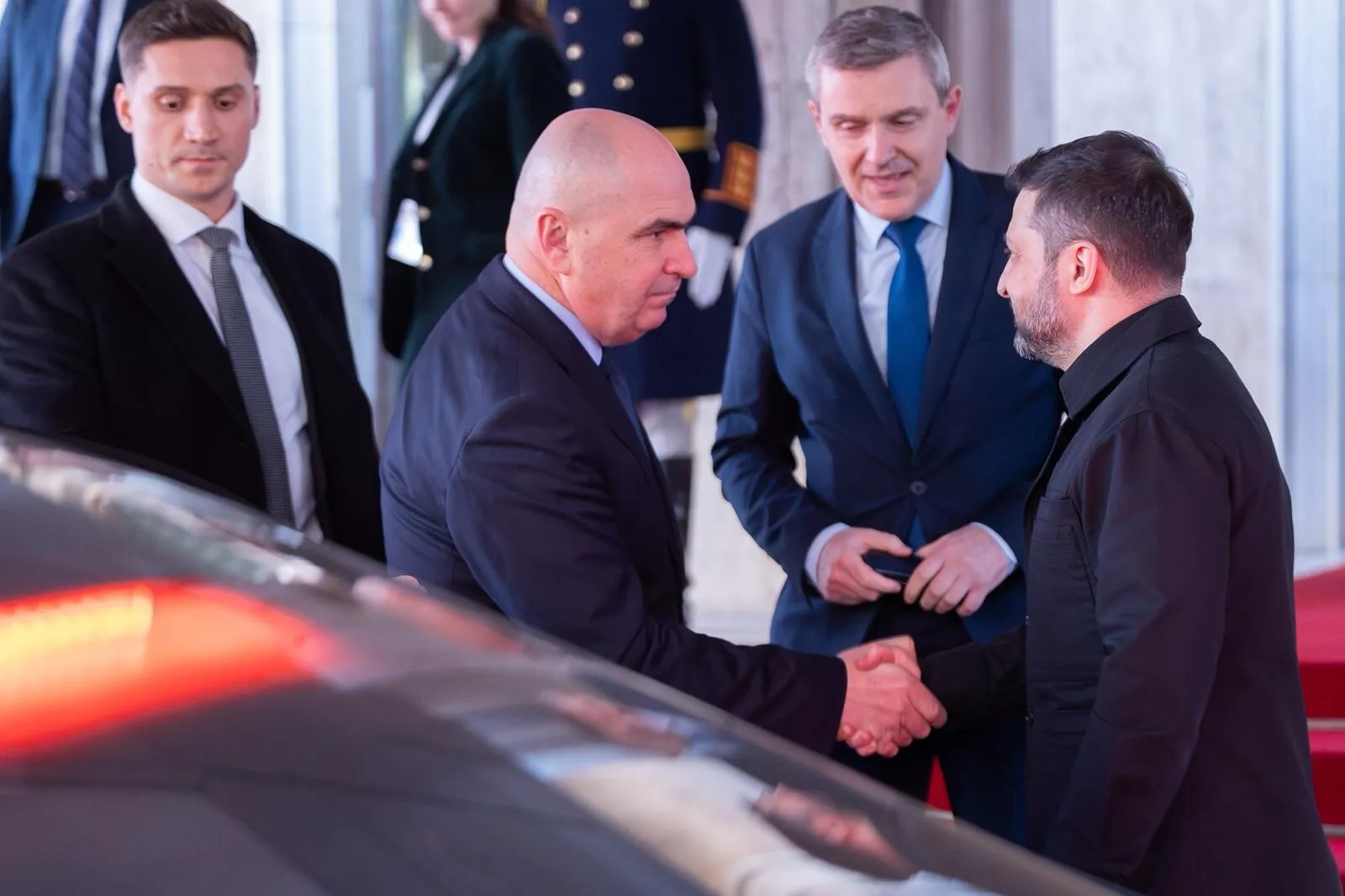 VIDEO Ilie Bolojan a dat explicații după ce jurnaliștii români au stat la gard la Palatul Victoria: 'Nu ai cum să intervii în delegația unui oficial'