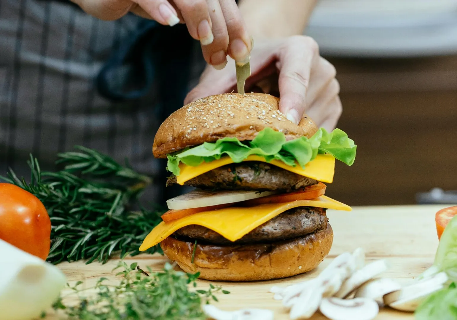UE interzice denumirea de 'friptură' vegetală. În schimb, rămân burgerii și cârnații vegetarieni