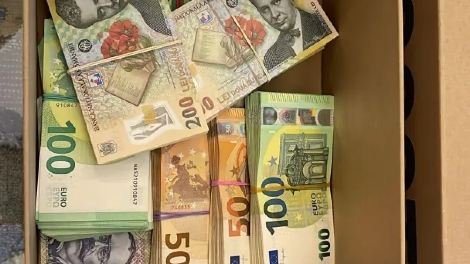 BREAKING FOTO Cutii întregi cu sute de mii de euro găsiți de DNA în casa șefului ARR – Perchezițiile continuă