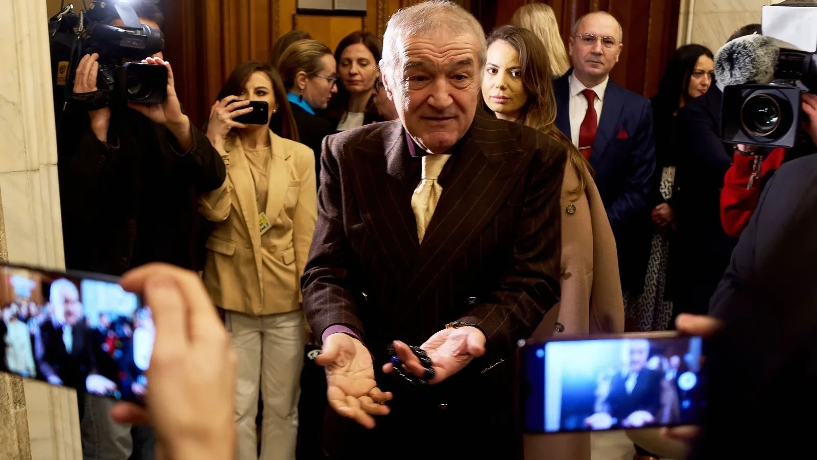 Gigi Becali rezolvă situația. Va duce Lumina Sfântă de la Ierusalim, dacă nu o va face Patriarhia: 'Oamenii mei merg și pe jos'