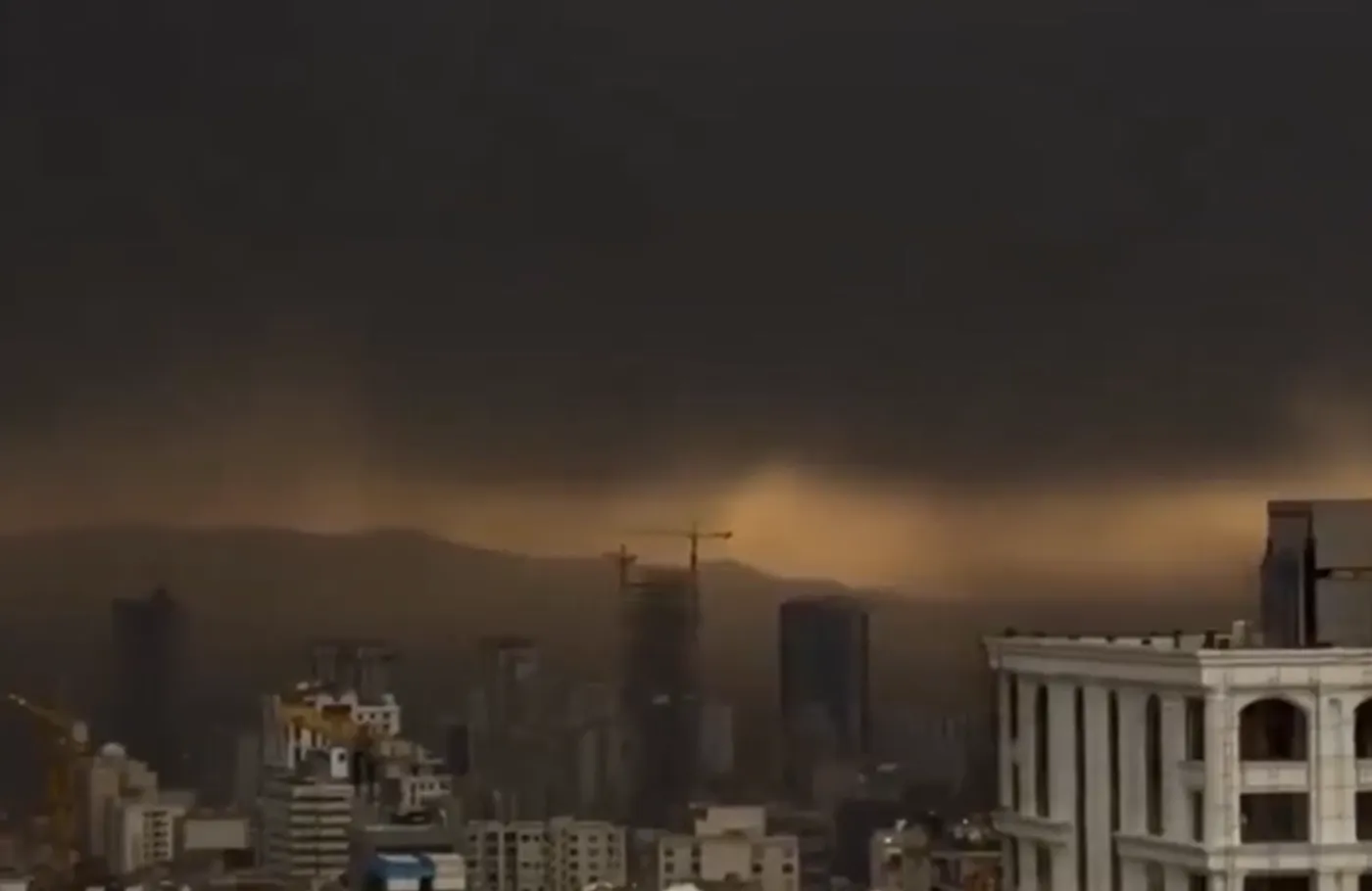 Fenomen periculos pentru sănătate după atacurile din Iran: OMS avertizează asupra "ploii negre”