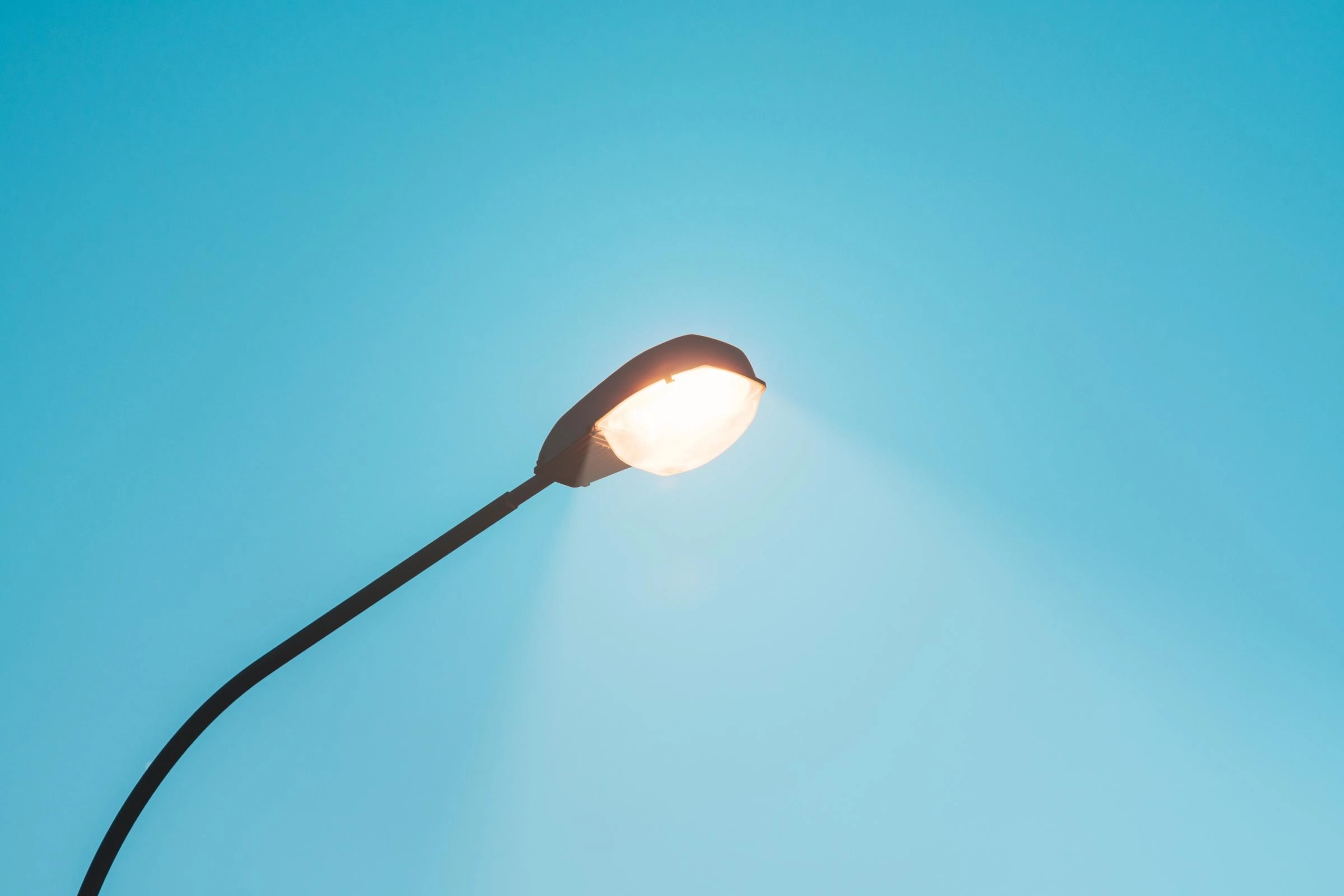 Bogdan Ivan anunţă semnarea a 16 contracte, în valoare de peste 18 milioane de lei, pentru modernizarea iluminatului public în localităţi din judeţul Bistriţa-Năsăud