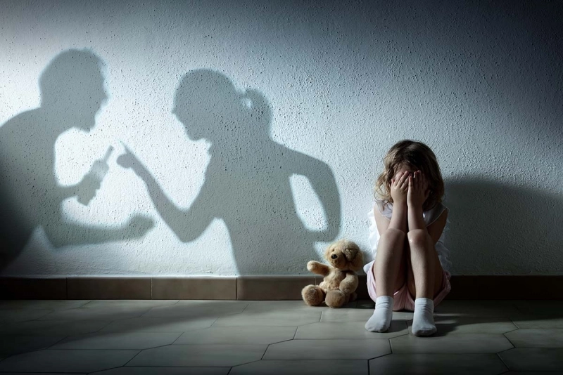 Studiul care arată realitatea dură. Ce văd adolescenții acasă: un copil din trei spune că mama este tratată fără respect și jignită