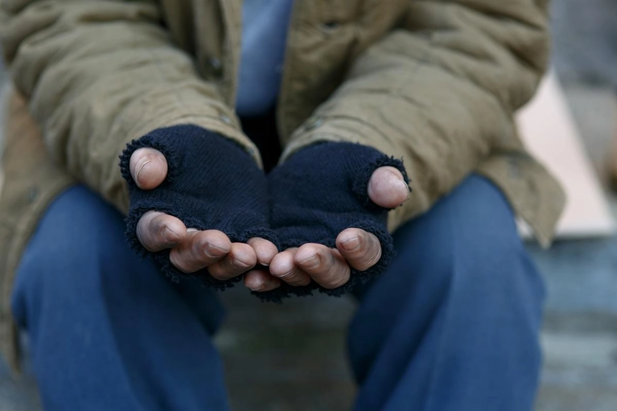 FOTO Mâna-ntinsă te face bogat! Cât a ajuns să câștige un cerșetor în Sectorul 6 din București