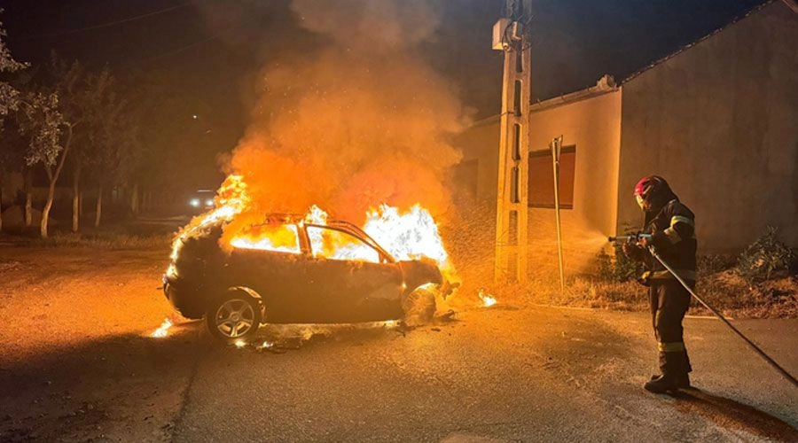 O maşină a luat foc după ce a intrat în gardul unei gospodării; Două femei – transportate la spital