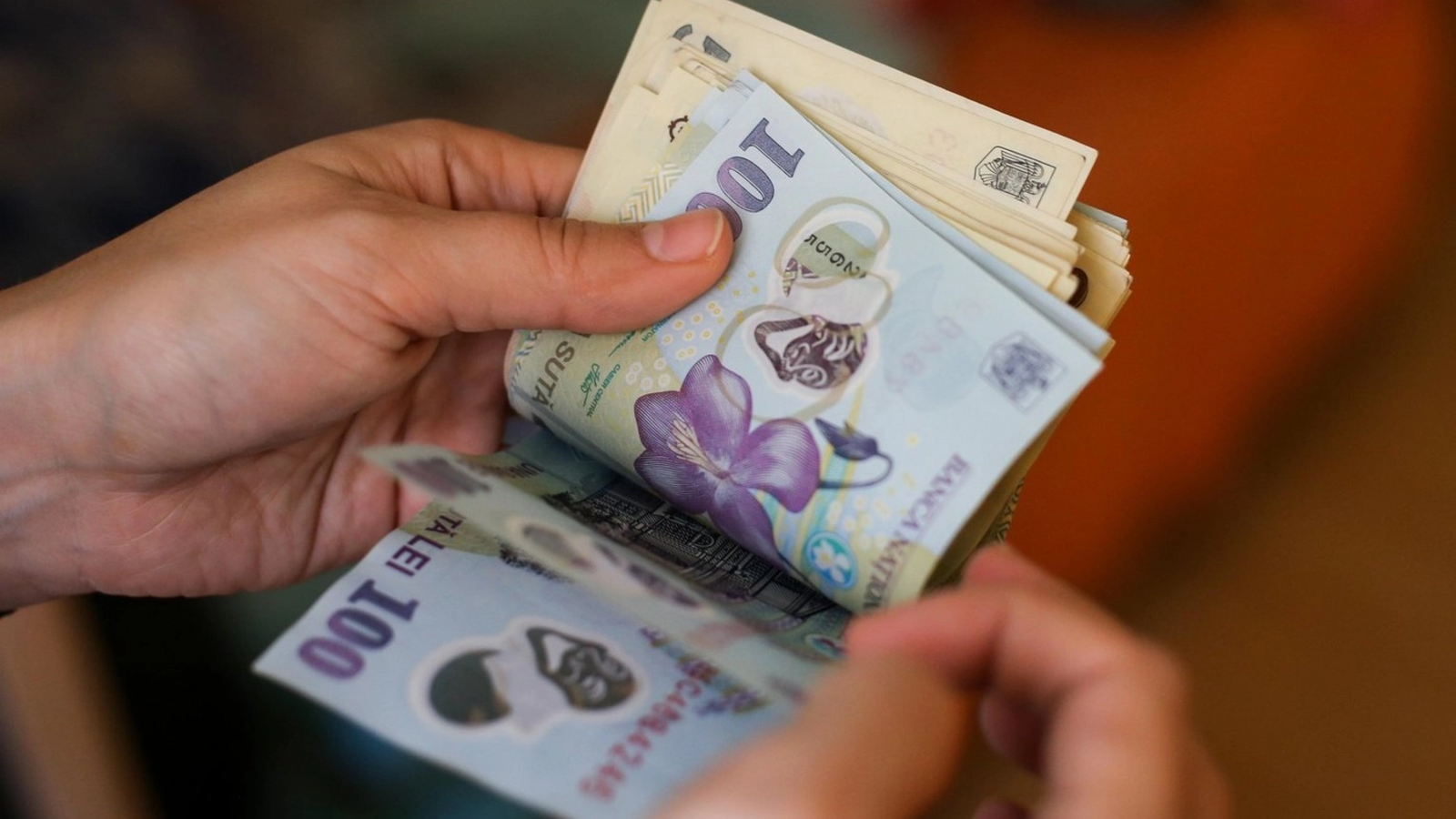 'Le dăm 100 de lei, la fel ca Ceauşescu': Un economist arată adevărul din spatele măsurii adoptate de Guvern privind veniturile românilor