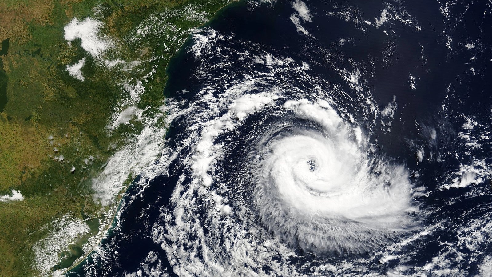 ANM: Ciclonul Deborah aduce un val de vreme extremă peste România. Ninsori masive și ploi torențiale în tot weekendul, cu depuneri de până la 50 cm de zăpadă