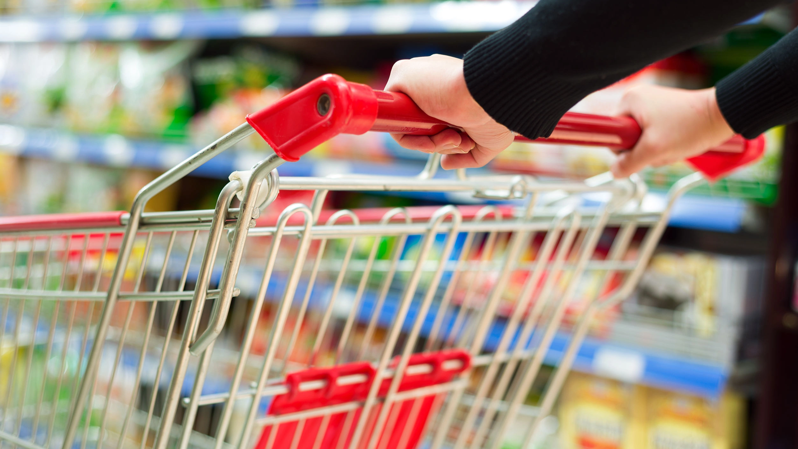 SURSE Românii scapă la mustață de o nouă explozie a prețurilor la cele mai consumate alimente: Guvernul va prelungi plafonarea