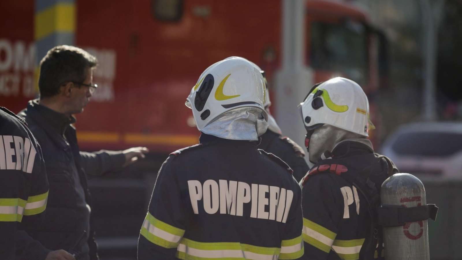 Vântul face ravagii în Botoșani: Un copac şi doi stâlpi de electricitate au căzut pe carosabil