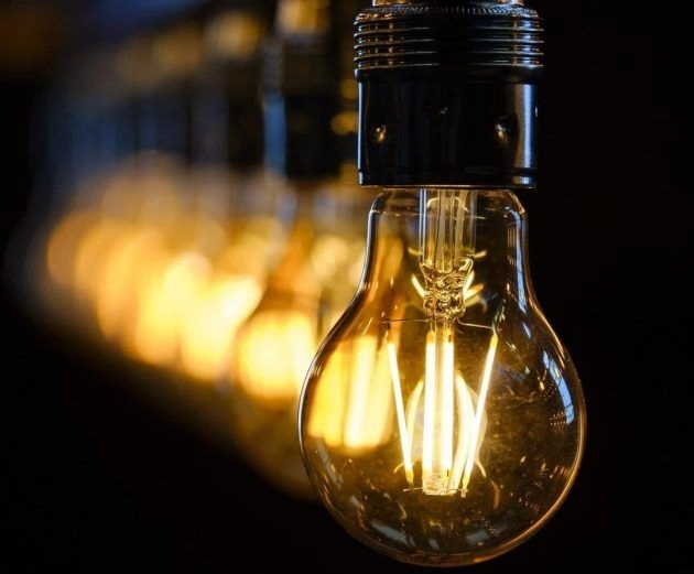 UE analizează măsuri pentru reducerea prețurilor la energie și sprijinirea industriei