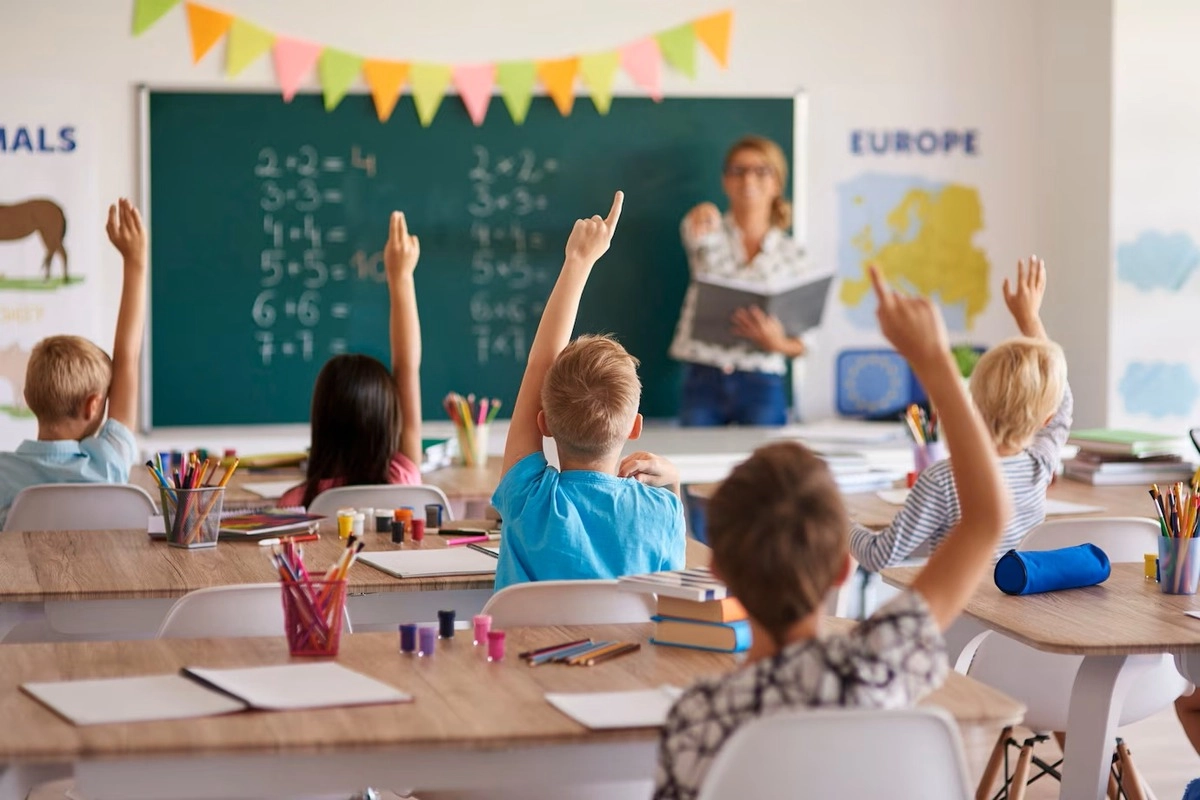 Medicii explică: Elevii ar fi mai atenți și mai odihniți dacă școala ar începe la 9:00