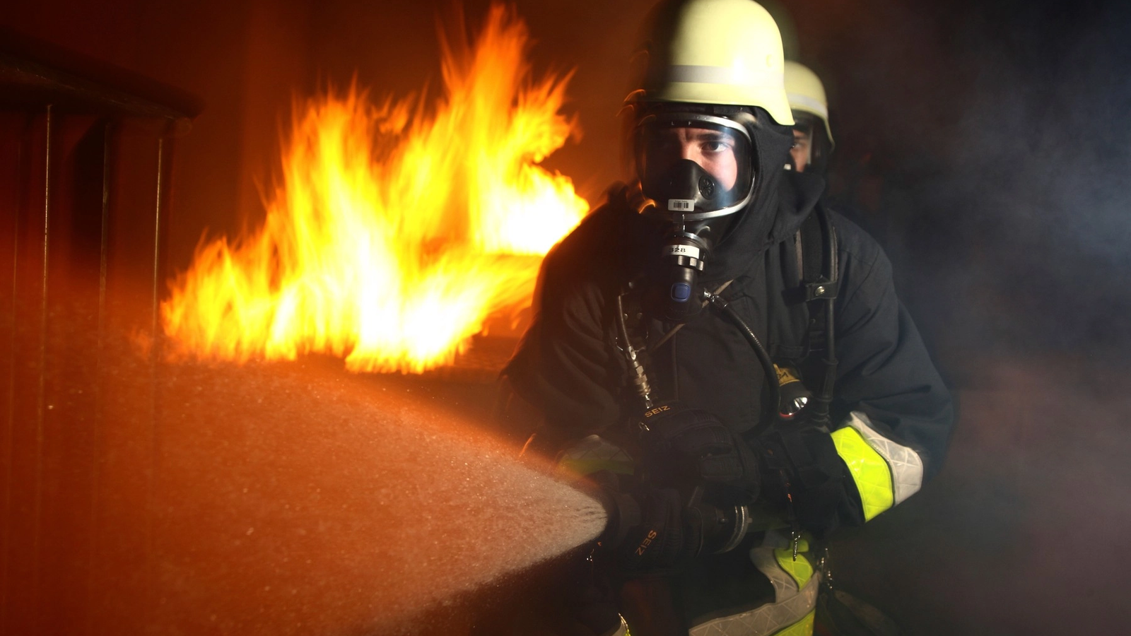 VIDEO Incendiu la un spațiu comercial din București: fumul a pătruns în scara blocului – pompierii intervin cu 7 autospeciale și evacuează locatarii