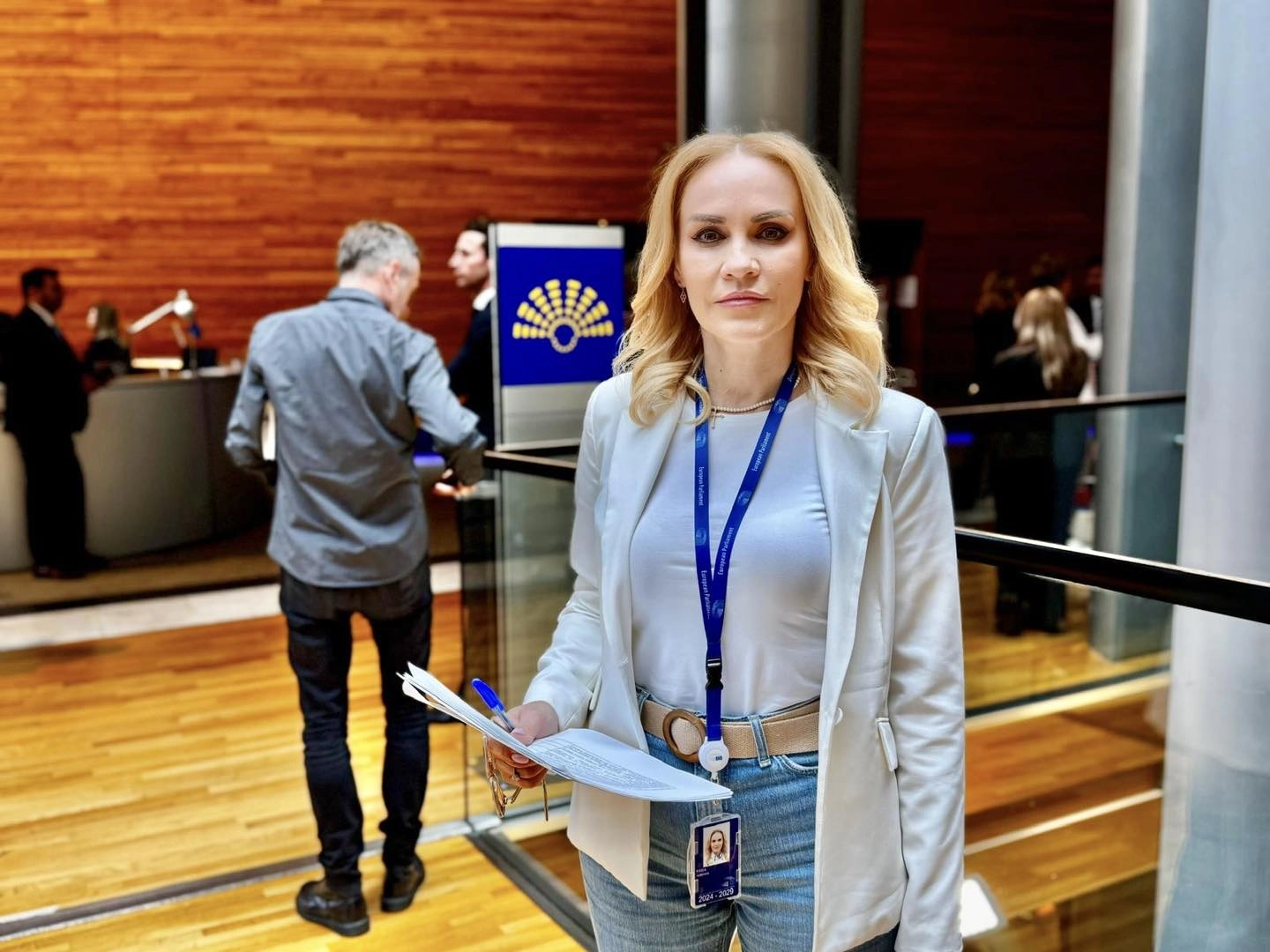 Avertisment privind siguranța copiilor online: Gabriela Firea cere reguli mai stricte pentru rețelele sociale și influenceri