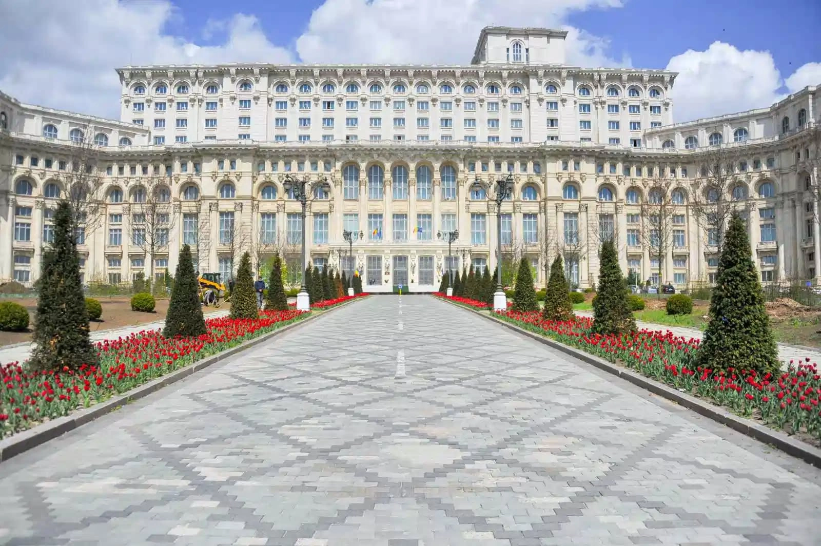 Banii economisiți de Bolojan la Senat au ajuns „compensație” pentru angajații instituției