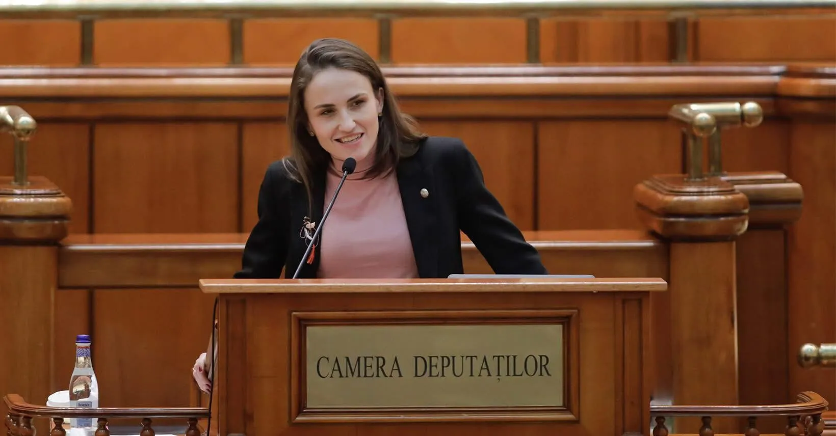 Oana Țoiu încearcă să stingă scandalul repatrierii, dar explicațiile ridică noi întrebări: neagă intervenția, dar recunoaște discuția despre cazul fiicei lui Ponta