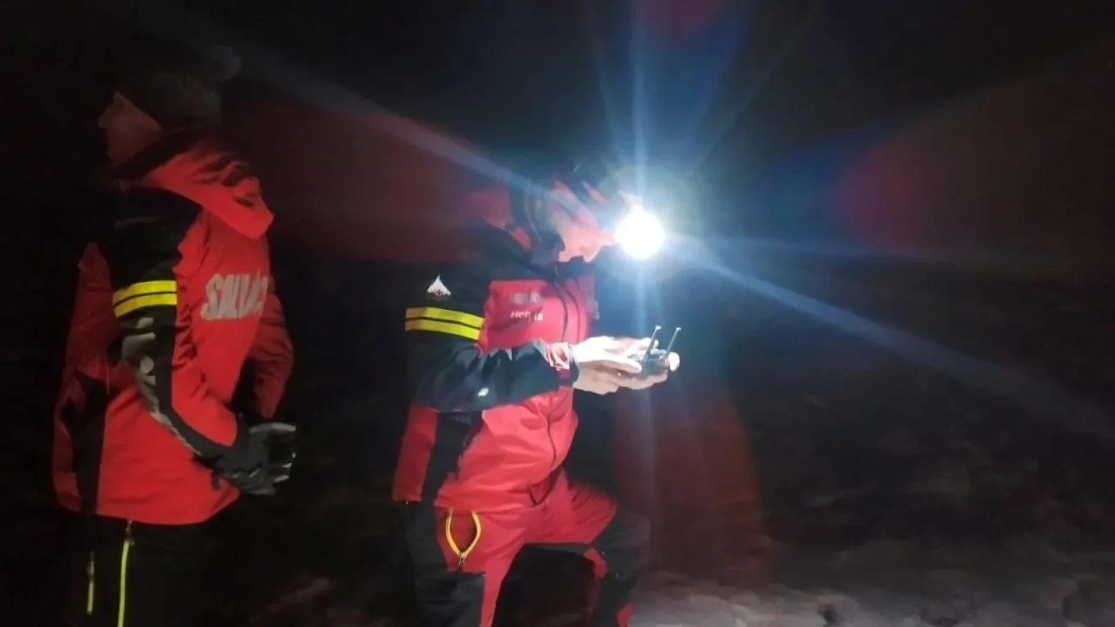Bătrân în stare critică, recuperat de Salvamont dintr-o zonă cu acces dificil şi transportat la spital