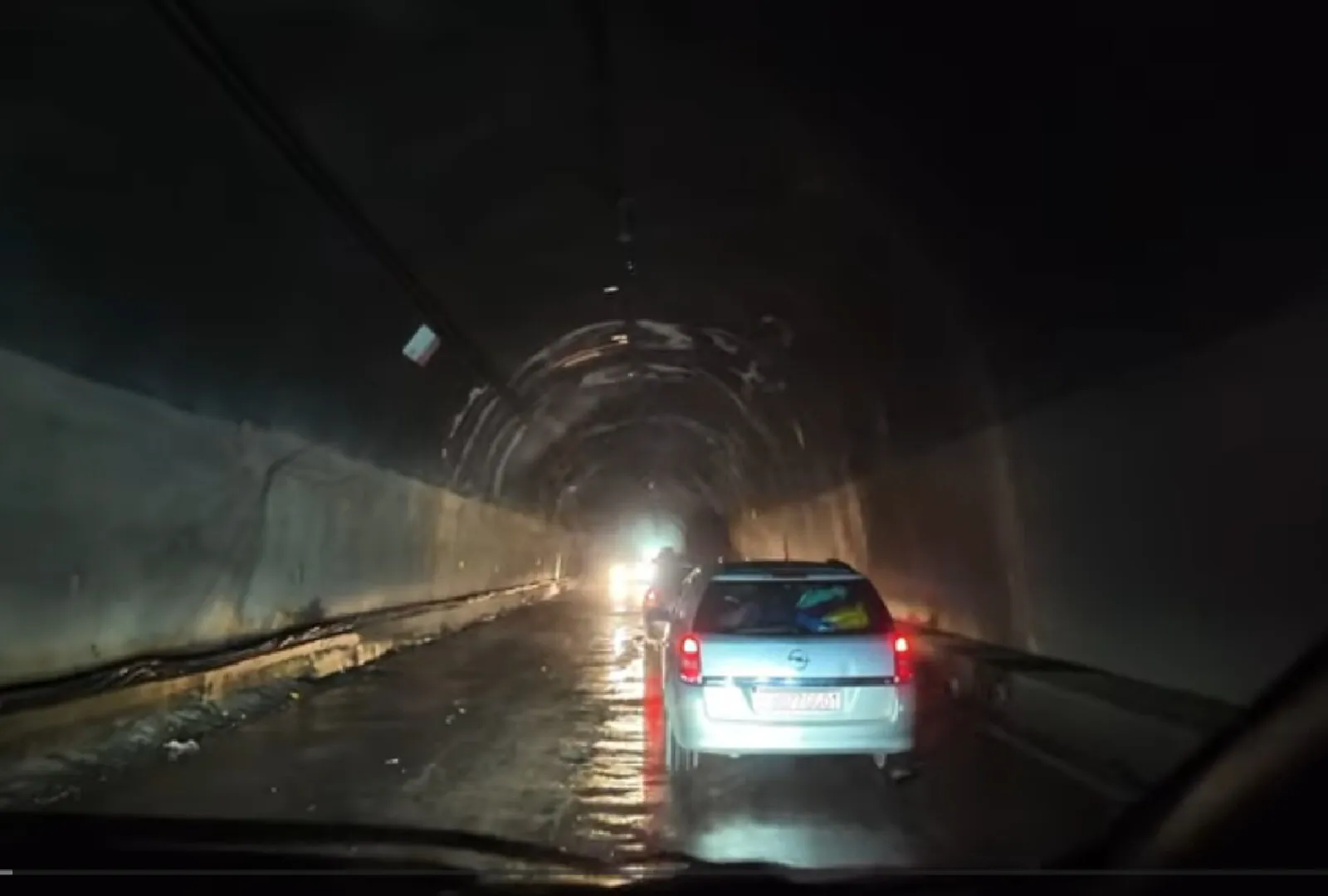 VIDEO 'Tunelul morții', cel mai periculos din lume. Nu are lumini, marcaje, ventilație și este plin de gropi