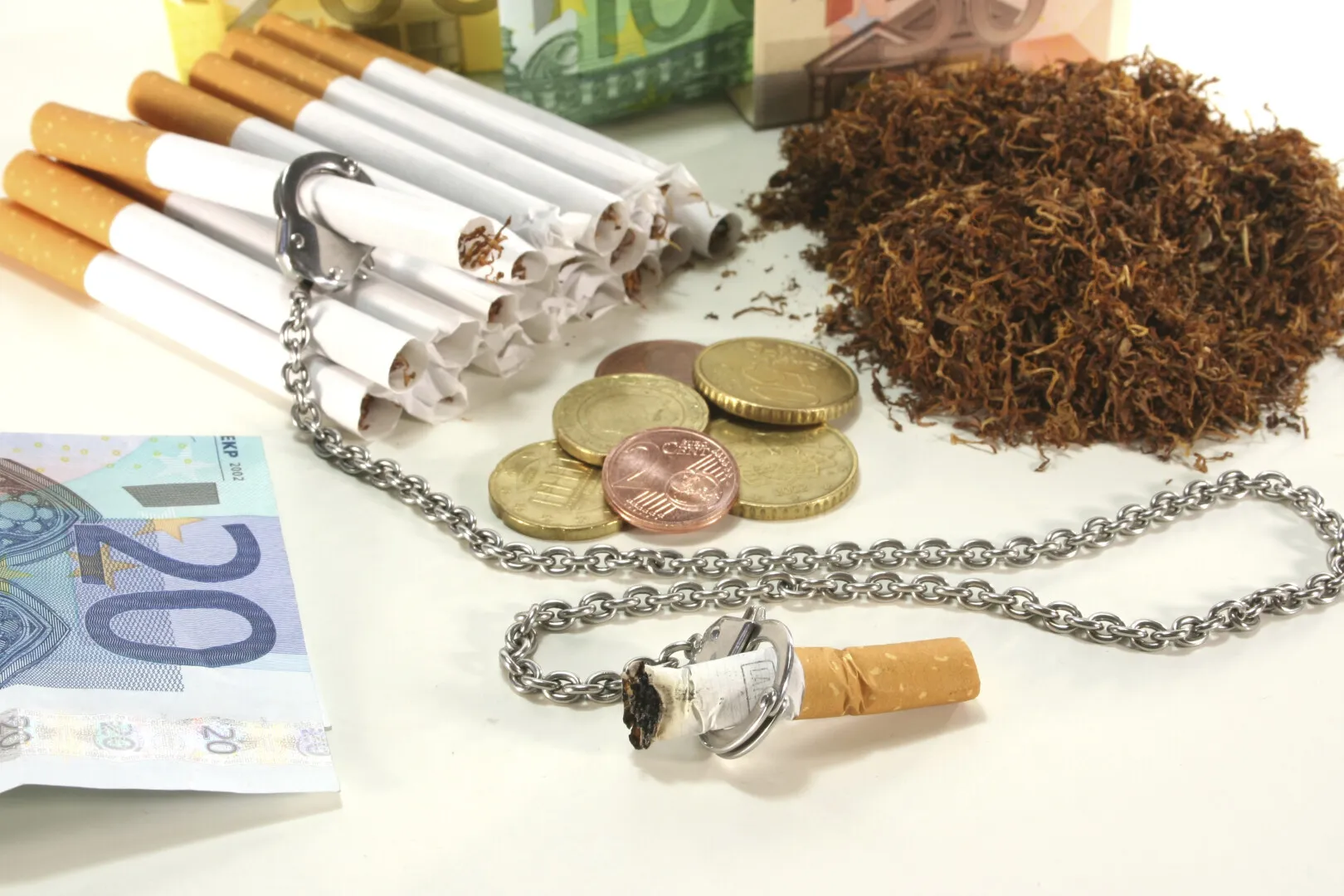 Peste 255.000 de ţigarete şi aproape 230 de litri de alcool, descoperite în zona de Est şi Nord-Est a României