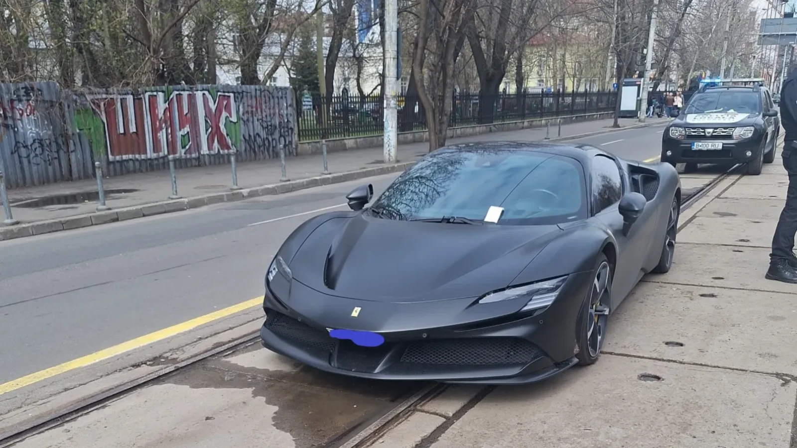 Tupeu de 500.000 de euro: Și-a 'uitat' Ferrari-ul pe linia de tramvai din Capitală, convins că bulevardul e al lui