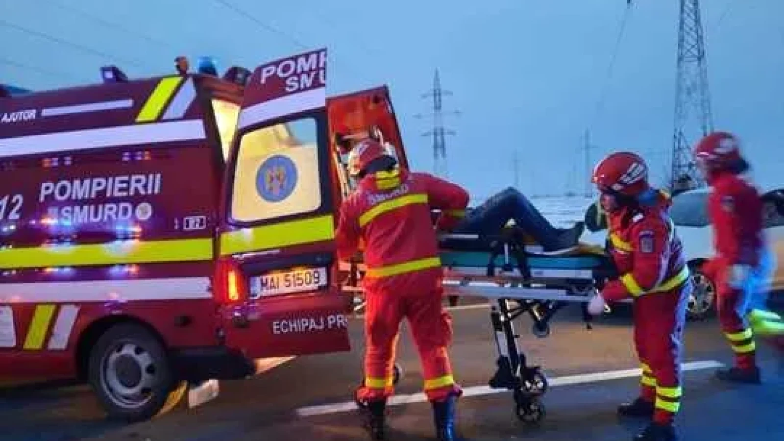 Tânăr motociclist preluat în stare de inconştienţă de ambulanţă, în urma coliziunii cu o autoutilitară