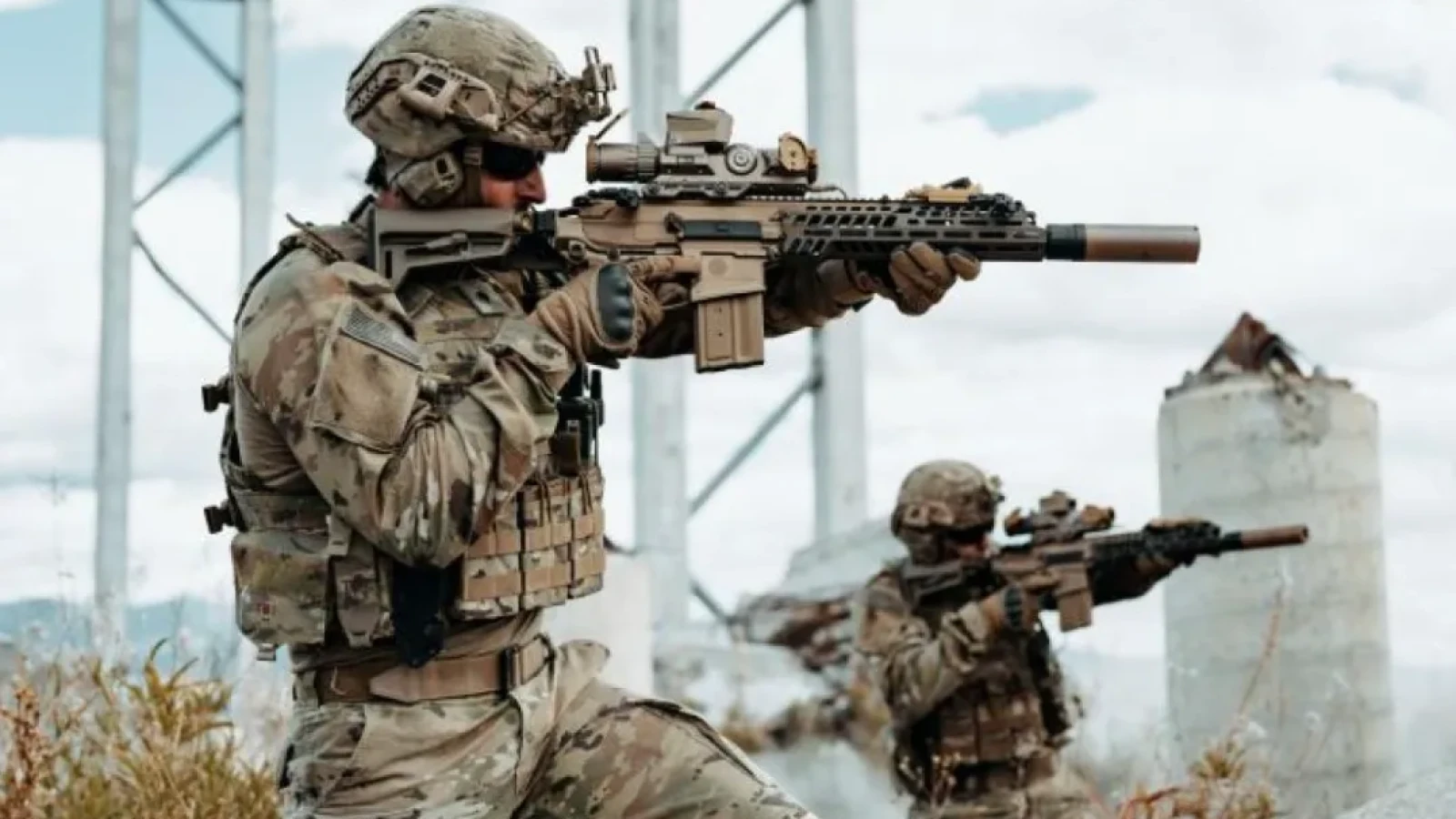 România, polul industriei de apărare în Europa. Bătrânul Kalașnikov, înlocuit cu arme de asalt de ultimă generație produse de gigantul Sig Sauer