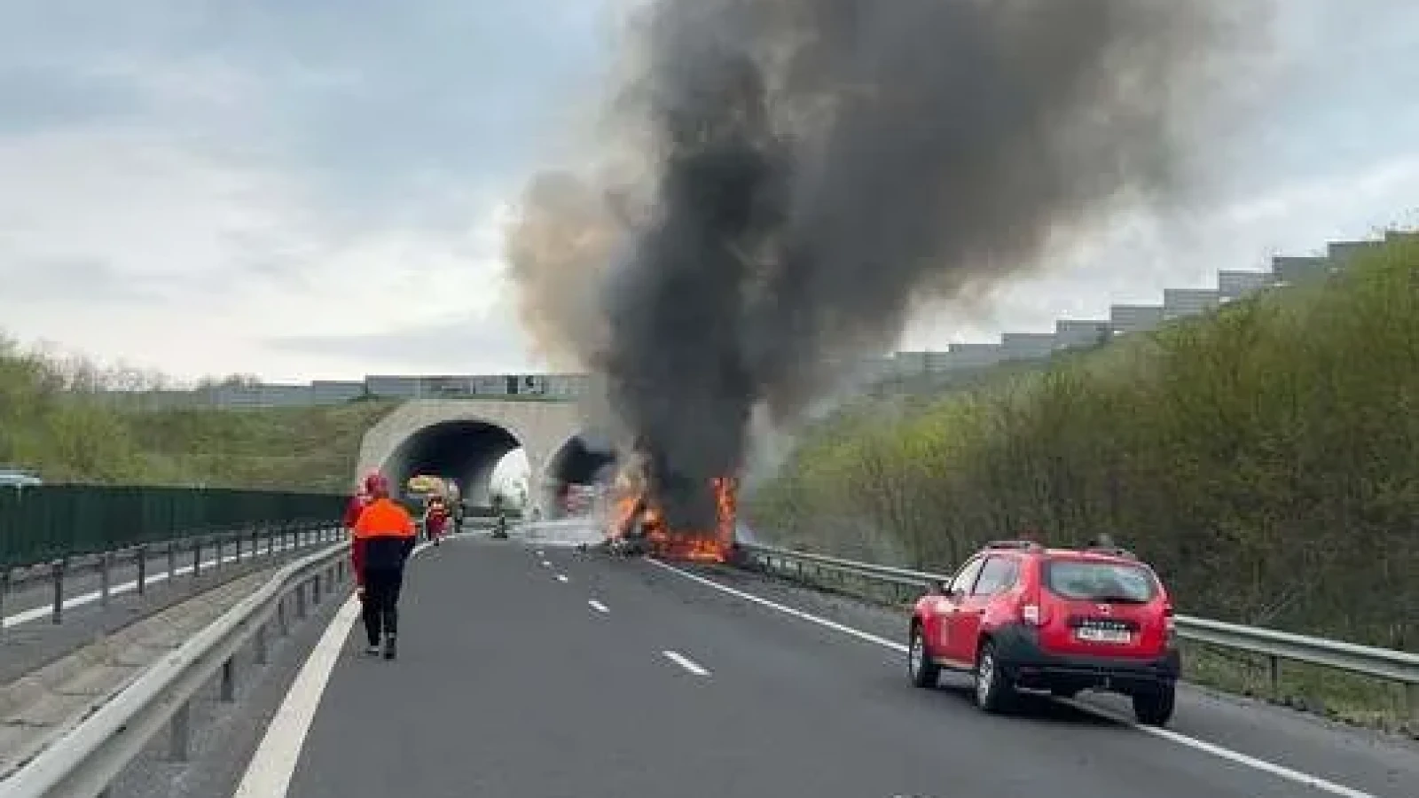 FOTO Camion încărcat cu fructe, cuprins de flăcări pe autostradă în Hunedoara: șoferul a făcut atac de panică