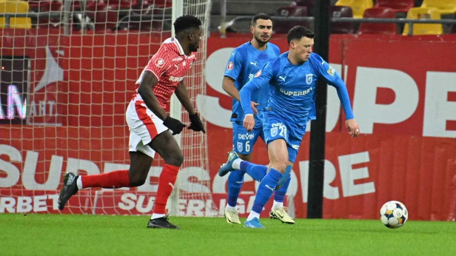 Dinamo învinge Universitatea Cluj cu 2-1 în play-off