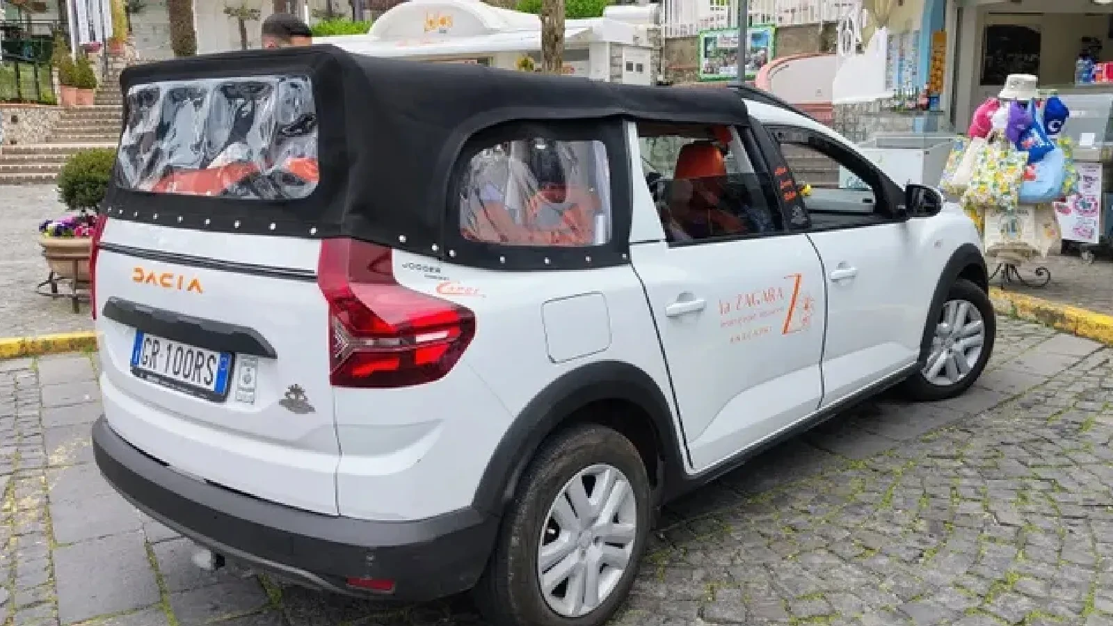 Un model Dacia nu a fost văzut niciodată în România. Este decapotabil și are 7 locuri