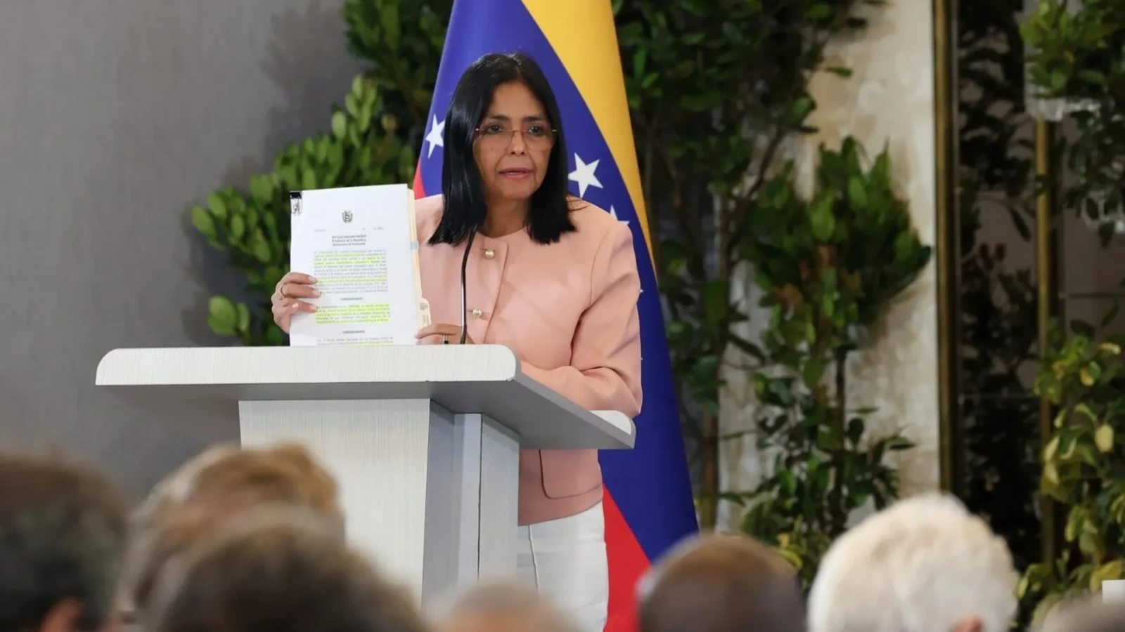 Președinta interimară a Venezuelei a promis  o „creștere responsabilă” a salariilor de la 1 mai