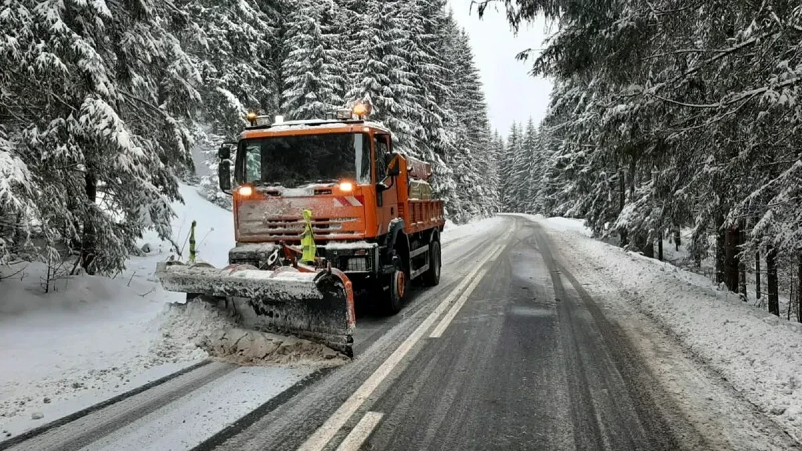 Zăpada afectează traficul pe DN 18, Pasul Prislop. Drumarii acționează pentru siguranța șoferilor
