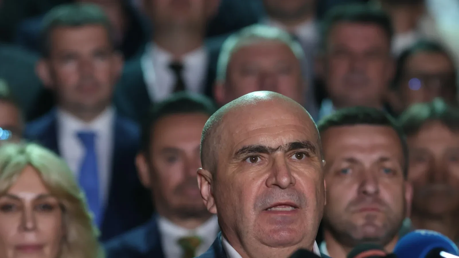 Cutremurul politic de la București, analizat în amănunt de Politico. Publicația explică ruptura din coaliție și criza care poate dărâma Guvernul