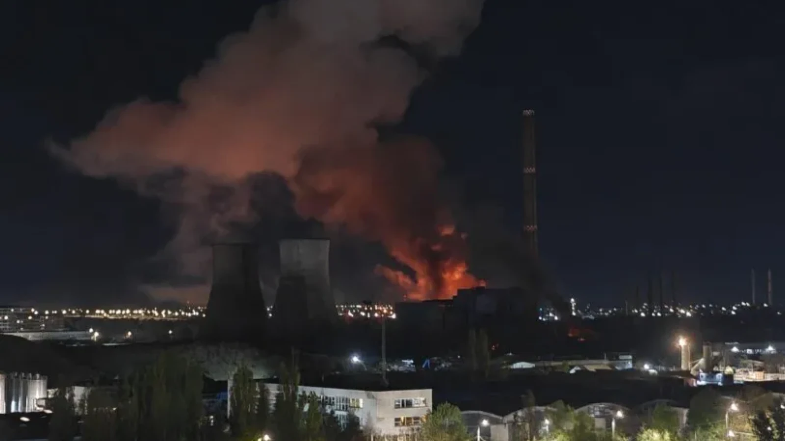 VIDEO ALERTĂ în Capitală: Incendiu violent la CET Vest! Două transformatoare în flăcări, intervenție masivă a pompierilor