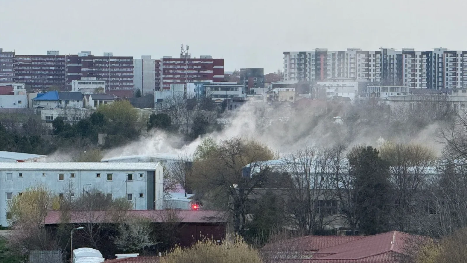 VIDEO UPDATE Incendiu devastator în Constanța: Arde un bloc întreg. A fost activat Planul Roșu de Intervenție