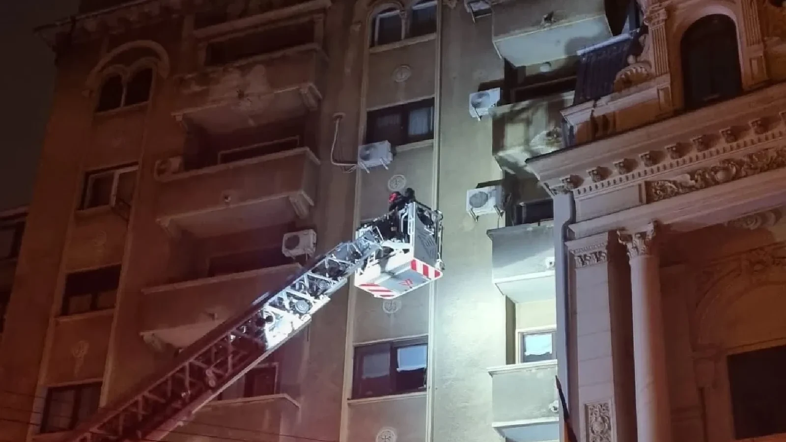 Vicepreședinte ANS povestește prin ce a trecut după ce în blocul său a avut loc o explozie: 'Am văzut și un om ars'. În același imobil locuiește și Nicolae Văcăroiu