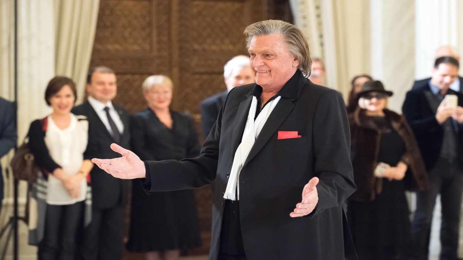 VIDEO Florin Piersic, apariție surprinzătoare și mesaj emoționant de ziua numelui: Îi dădeam mamei o Floare de Nu mă uita! / Cum curta actorul fetele în tinerețe