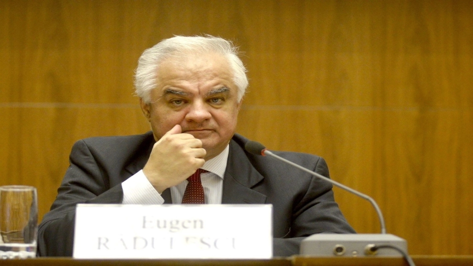 Ne pândește  o criză de tipul celei din Grecia – Avertisment dur de la vârful BNR