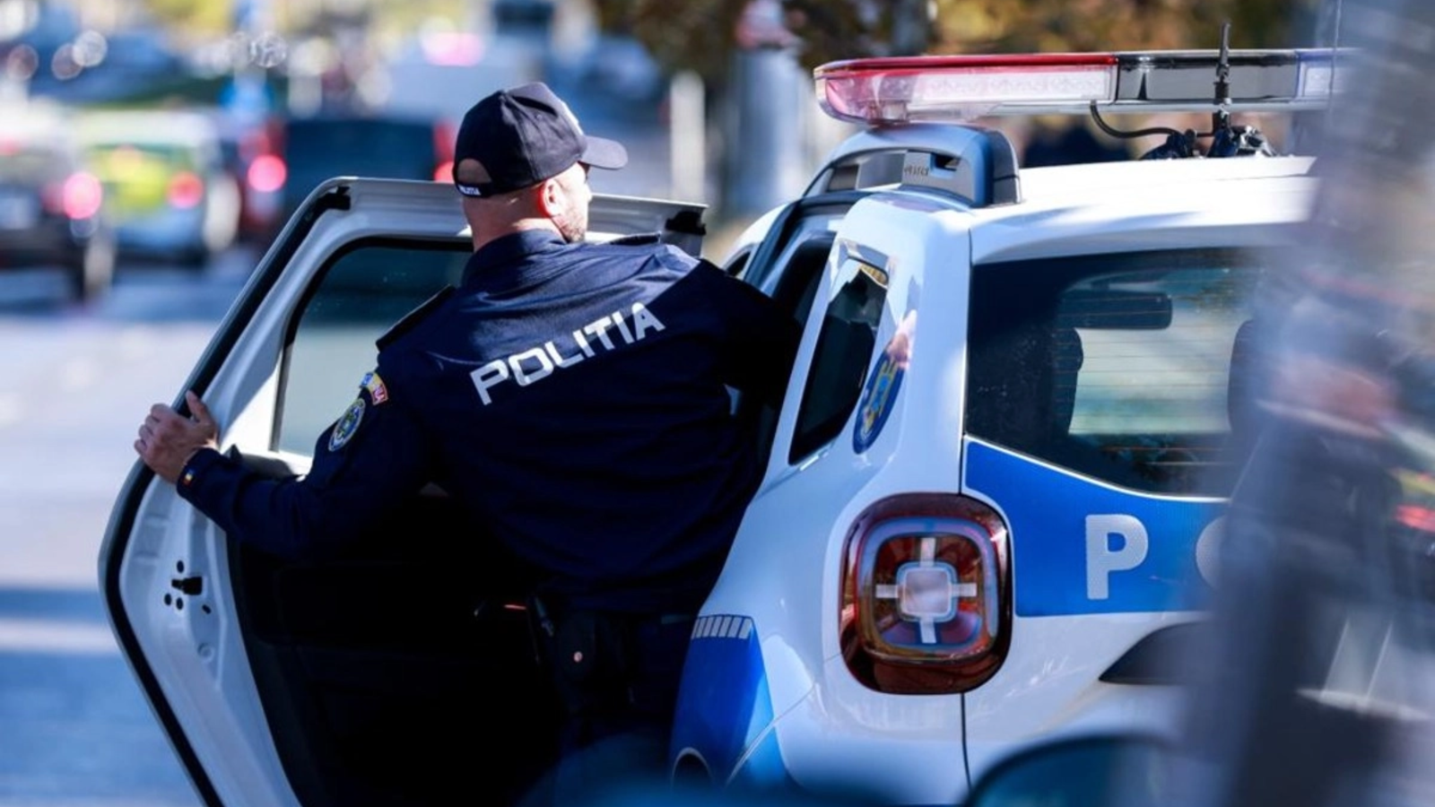 FOTO Polițiștii Capitalei l-au luat pe sus pe bărbatul acuzat că incinta la violenţă şi ură împotrivia românilor / Festival de încălcare a legii pe rețelele de socializare