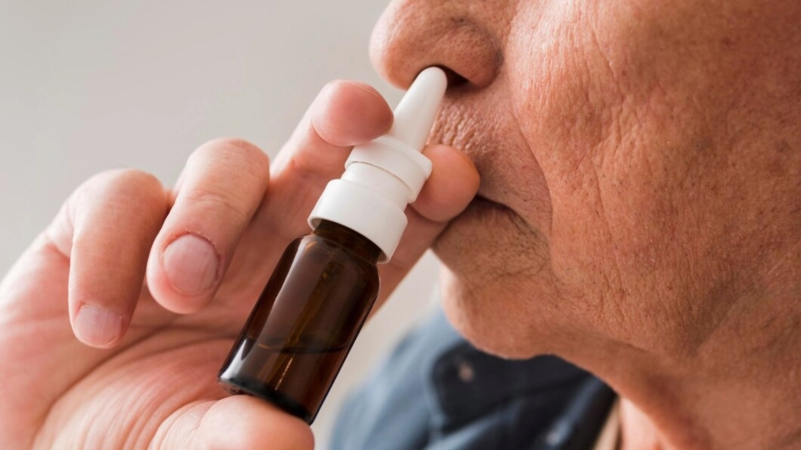 Două pufuri contra uitării: Spray-ul nazal care promite să pună 'pe pauză' îmbătrânirea creierului