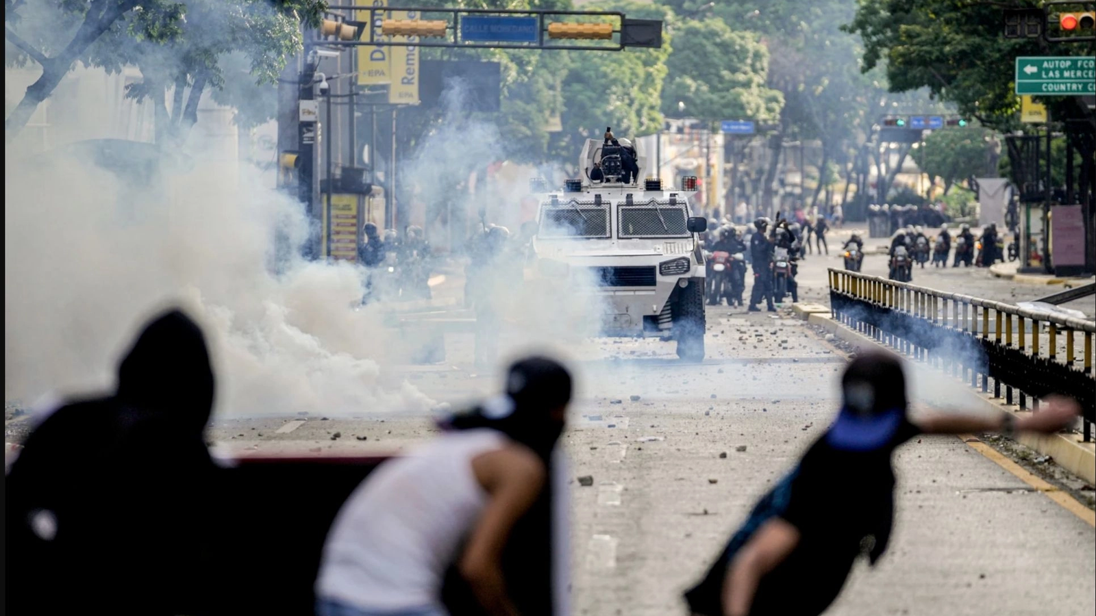VIDEO Proteste violente în Venezuela: tiruri cu gaze lacrimogene împotriva manifestanţilor care se îndreptau spre palatul prezidenţial din Caracas