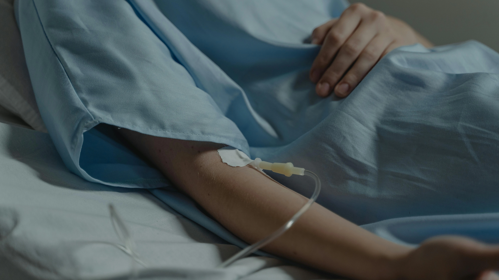 Pacienții cu cancer din România așteaptă peste 1.000 de zile pentru tratamente inovatoare. Țara noastră rămâne codașa UE: „Nu mai putem plăti prețul așteptării”